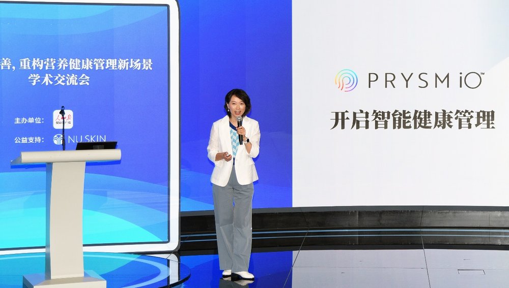 电脑萤幕前的男子AI 生成的内容可能不正确。