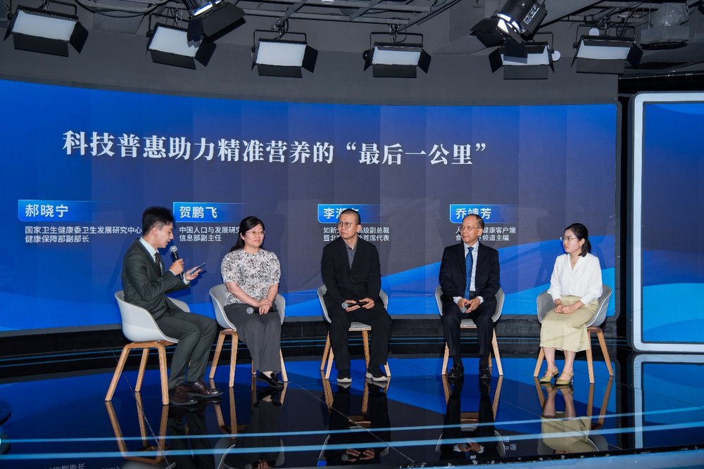 一群人站在船上AI 生成的内容可能不正确。