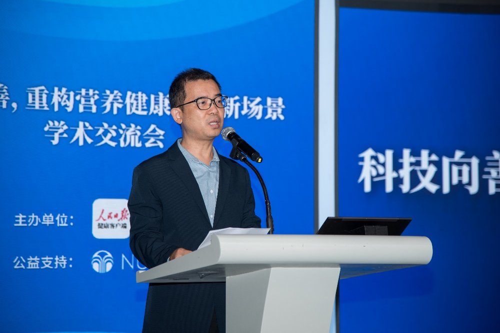 穿着蓝色衣服的人在电视前AI 生成的内容可能不正确。